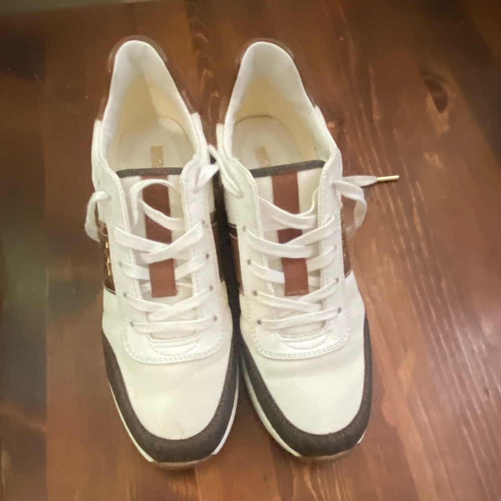 Michael Kors Women’s Wedge Sneakers. Size: 8.5
Gently used great condition. 🤎 - Picture 10 of 14